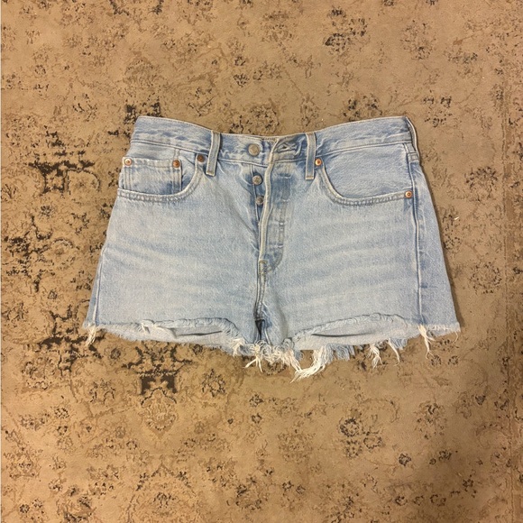 Levi’s light wash denim short W27 - Picture 2 of 3